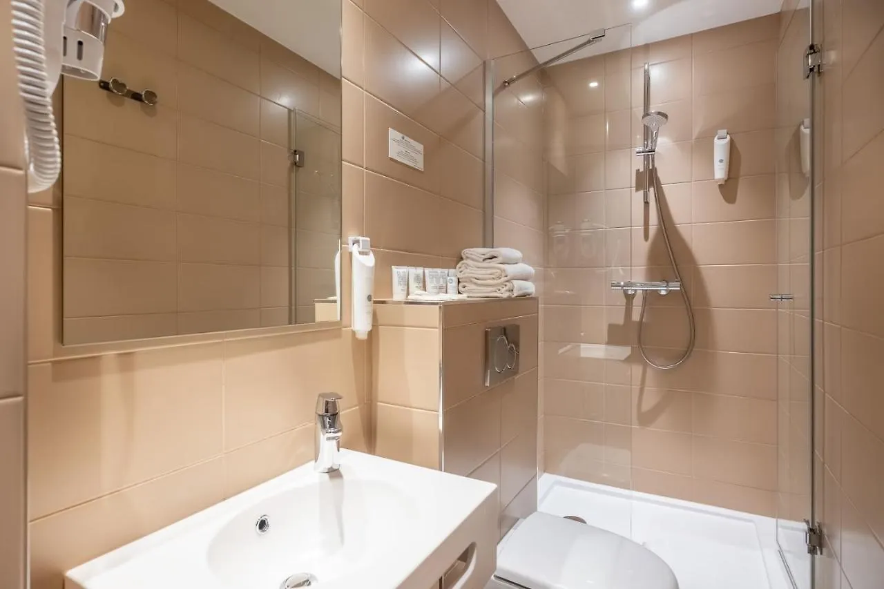 ***  Hotel Lilas Blanc Paris France