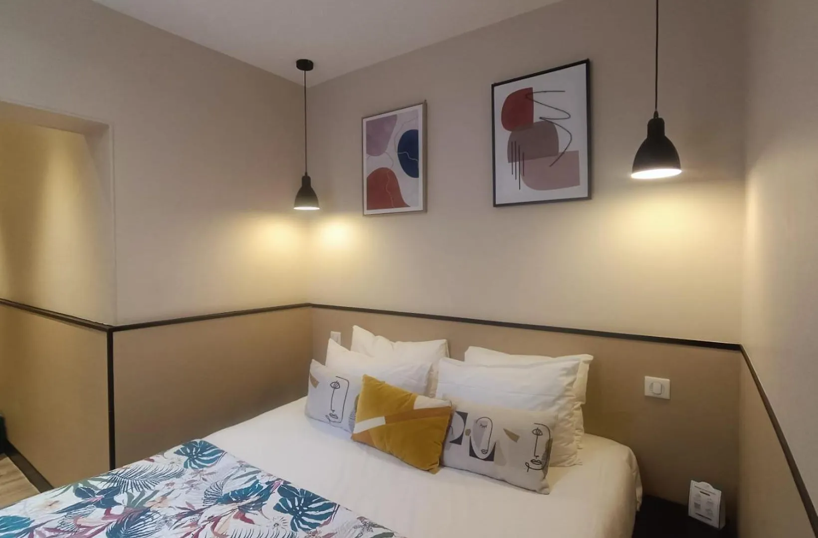 Hotel Lilas Blanc Parigi