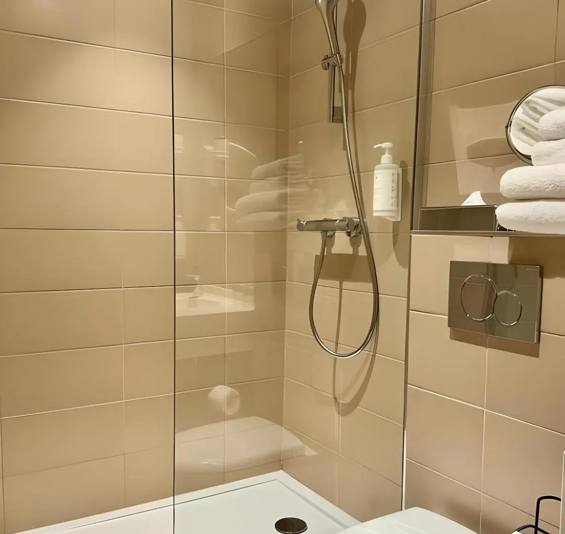 Hotel Lilas Blanc Parigi