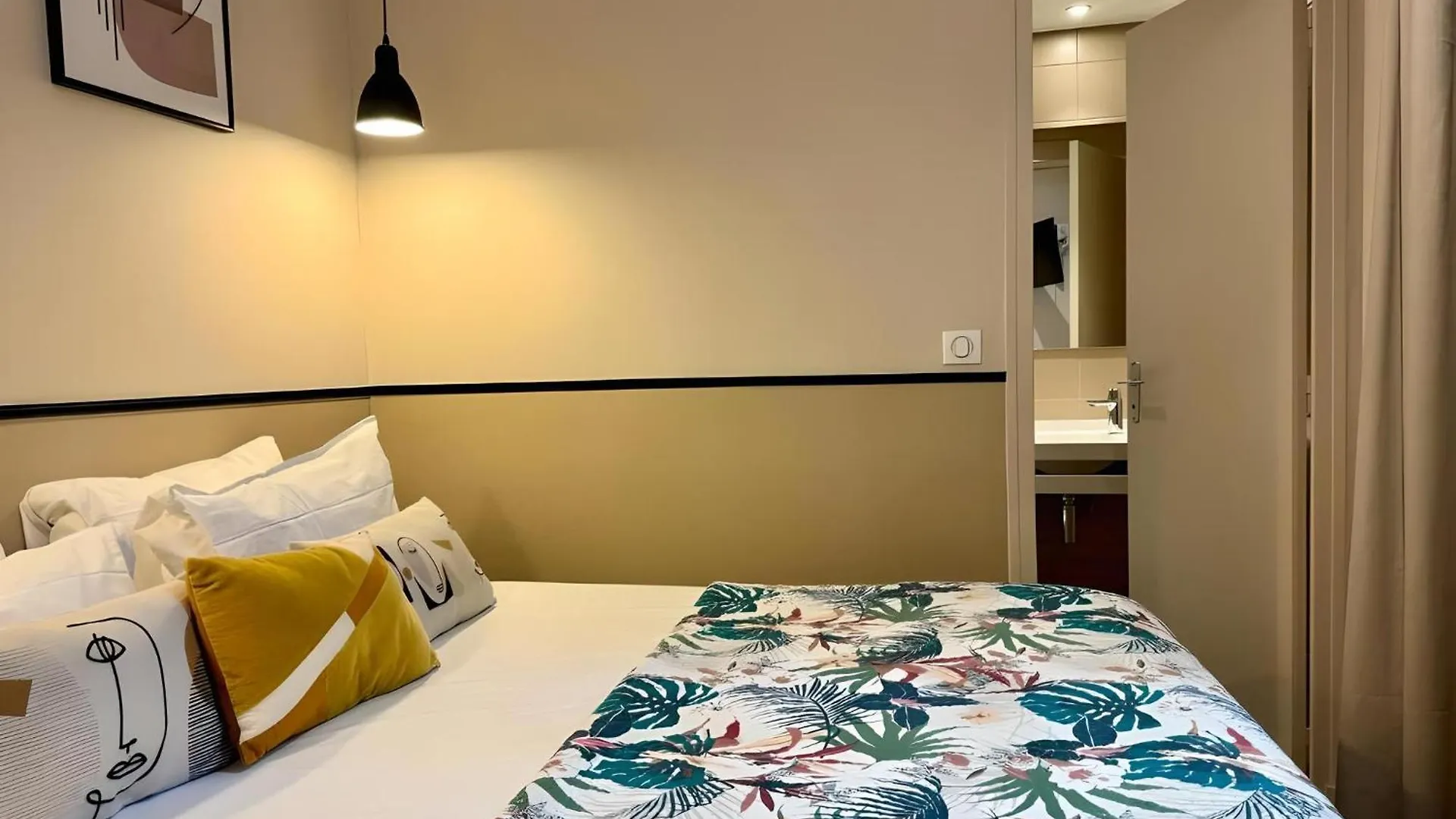 Hotel Lilas Blanc Parigi