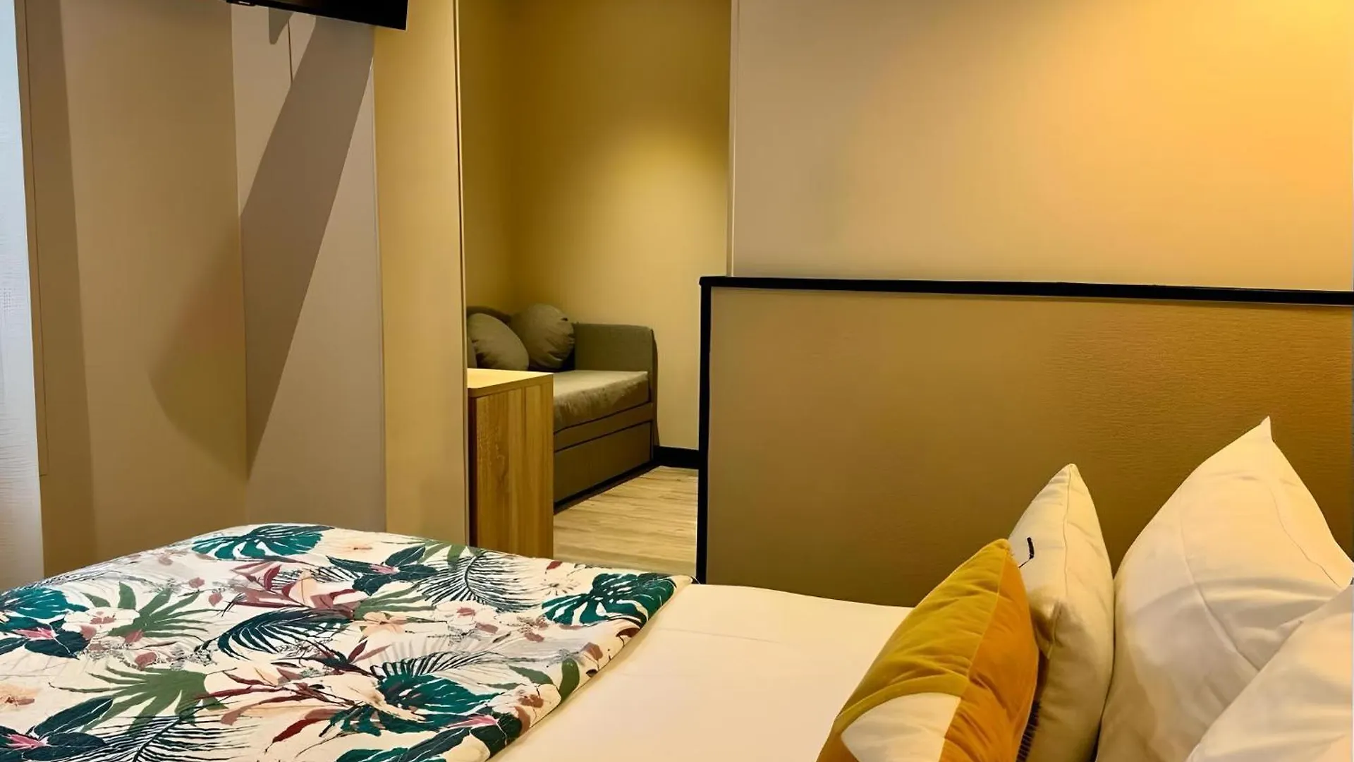 Hotel Lilas Blanc Paris France